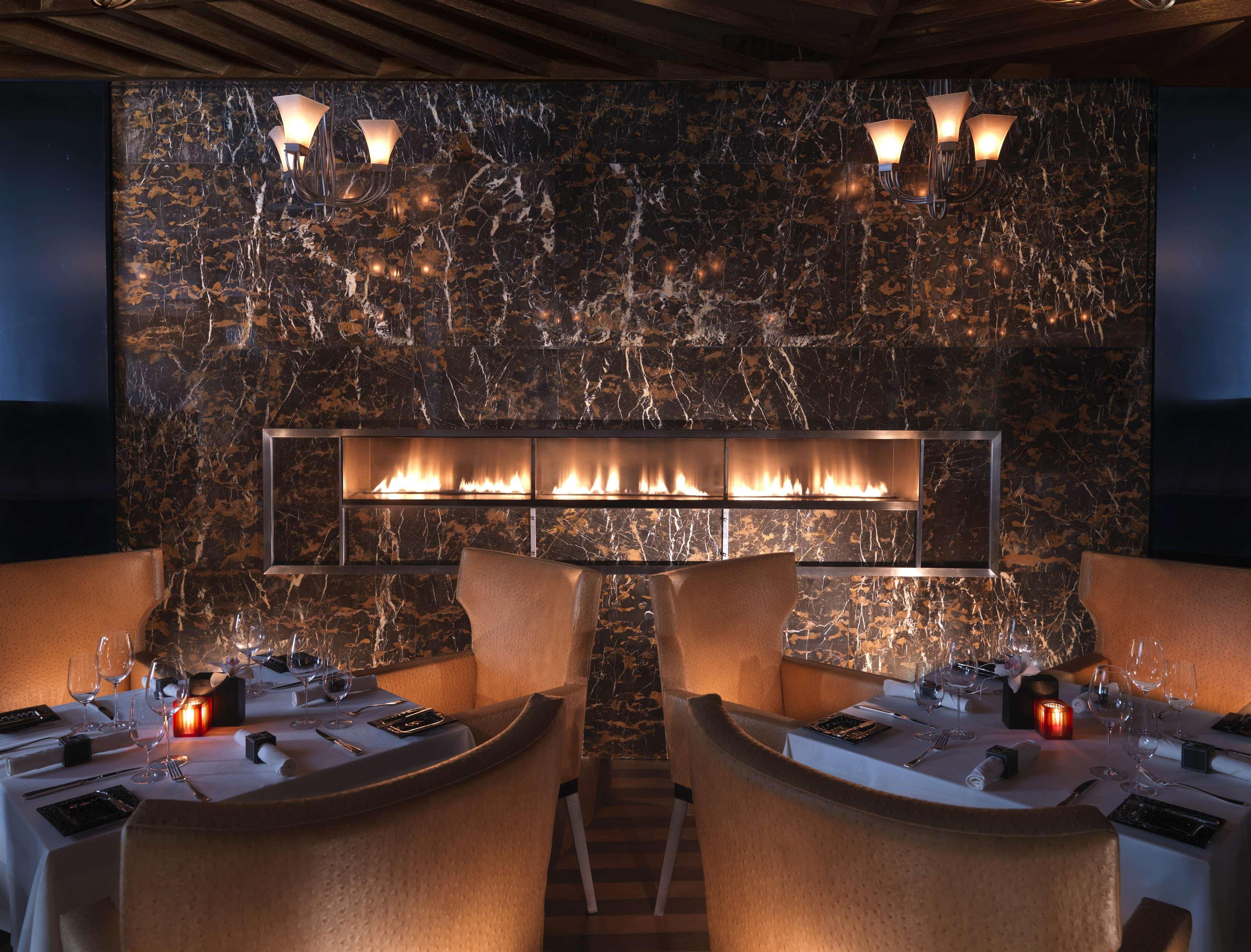 ホテル フェアモント バーブ アル バハール アブダビ エクステリア 写真 The interior of the restaurant