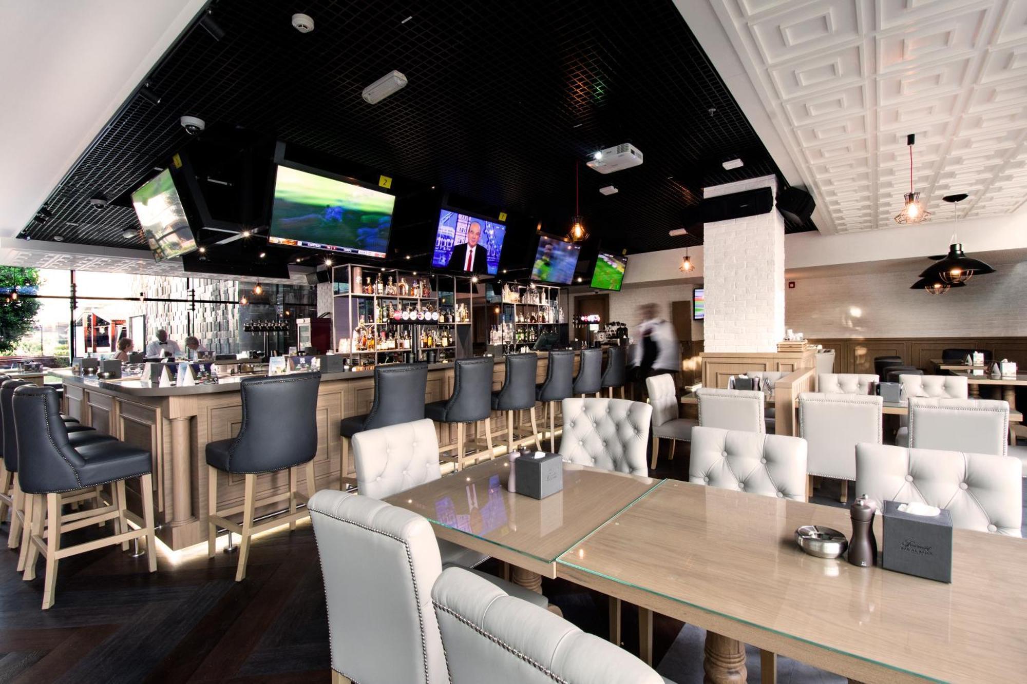 ホテル フェアモント バーブ アル バハール アブダビ エクステリア 写真 The interior of a typical restaurant