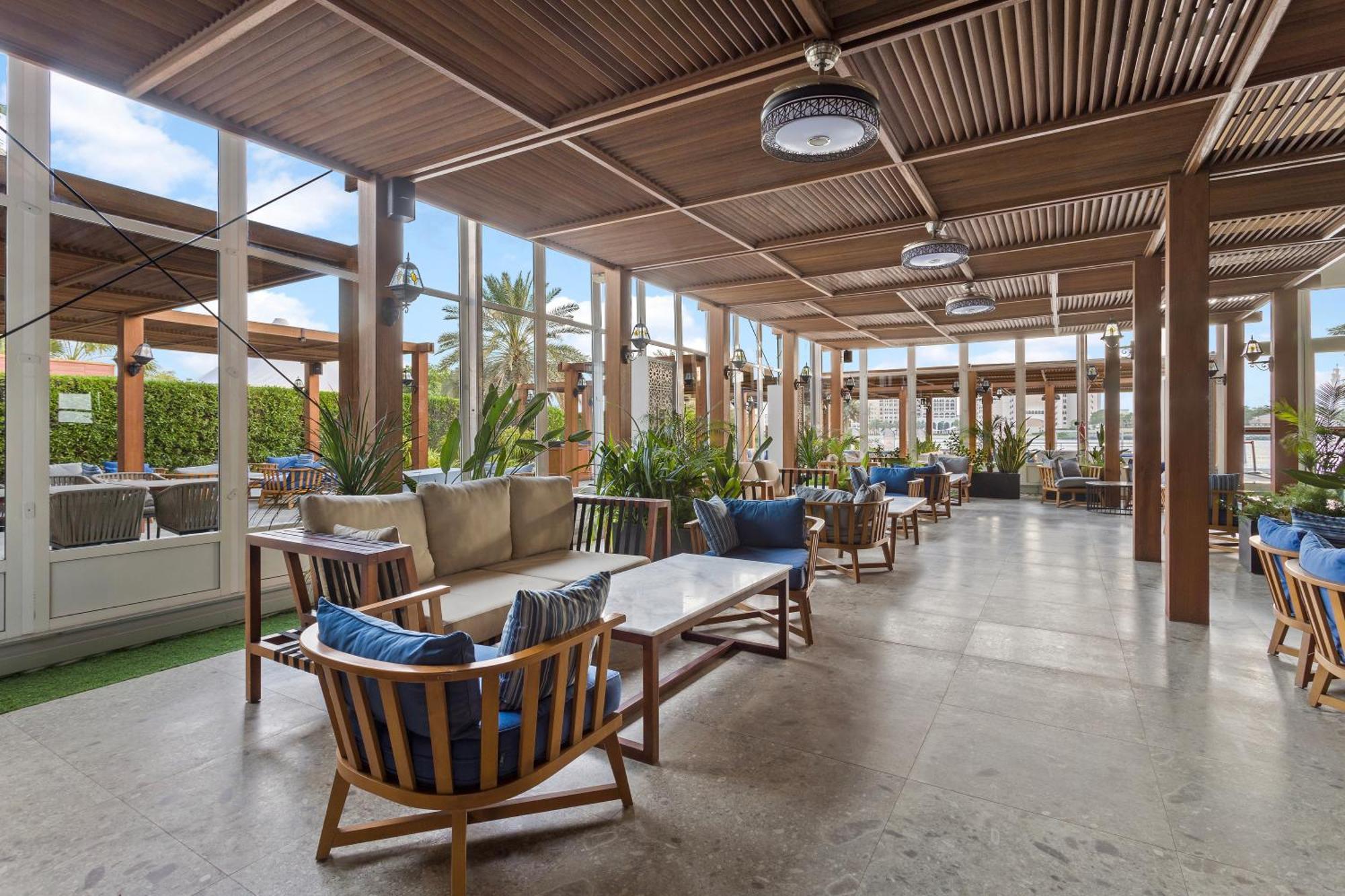 ホテル フェアモント バーブ アル バハール アブダビ エクステリア 写真 The rooftop lounge at the hotel