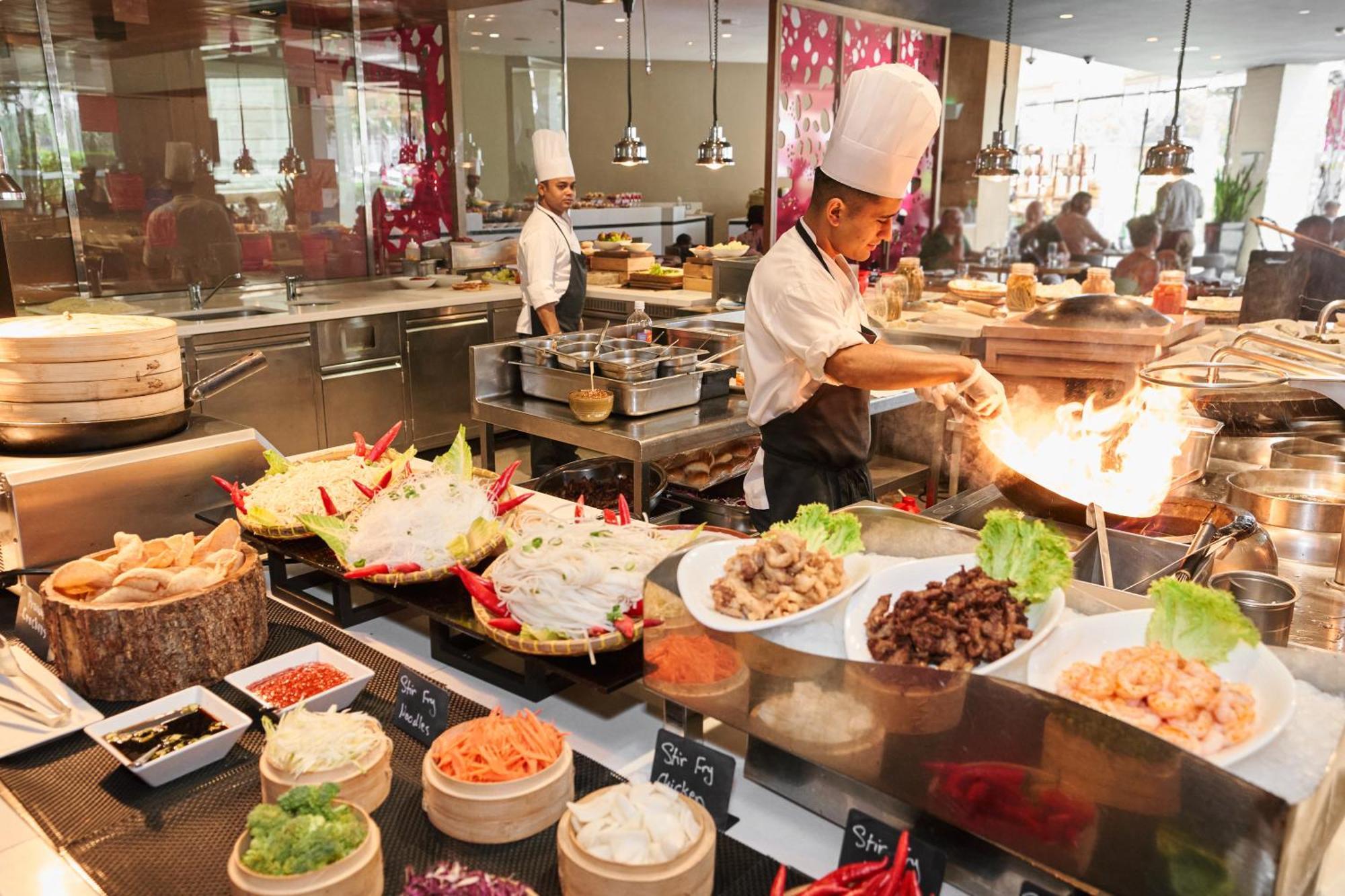 ホテル フェアモント バーブ アル バハール アブダビ エクステリア 写真 A live kitchen at a hotel