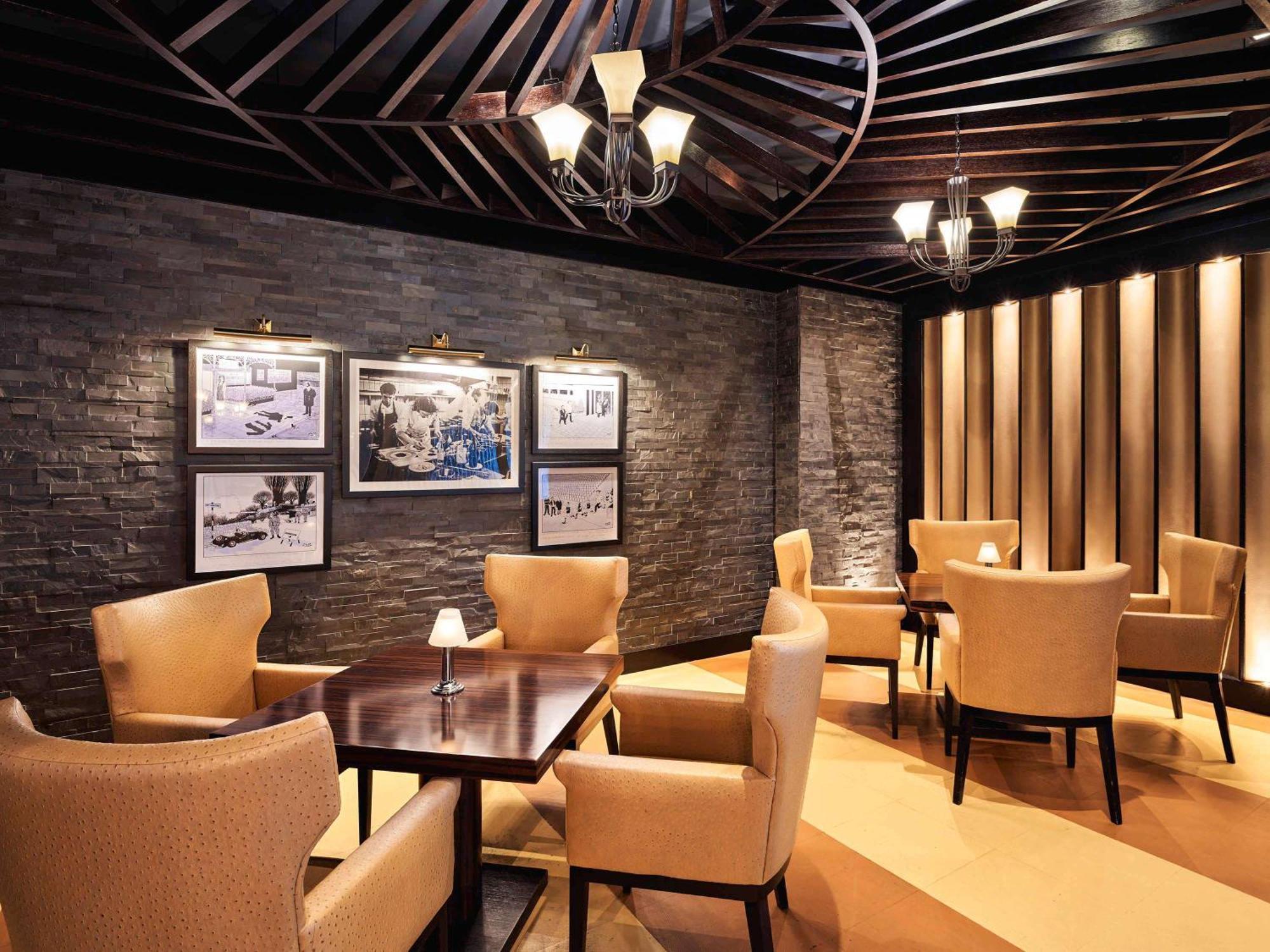 ホテル フェアモント バーブ アル バハール アブダビ エクステリア 写真 The Club lounge at Hong Kong International Airport