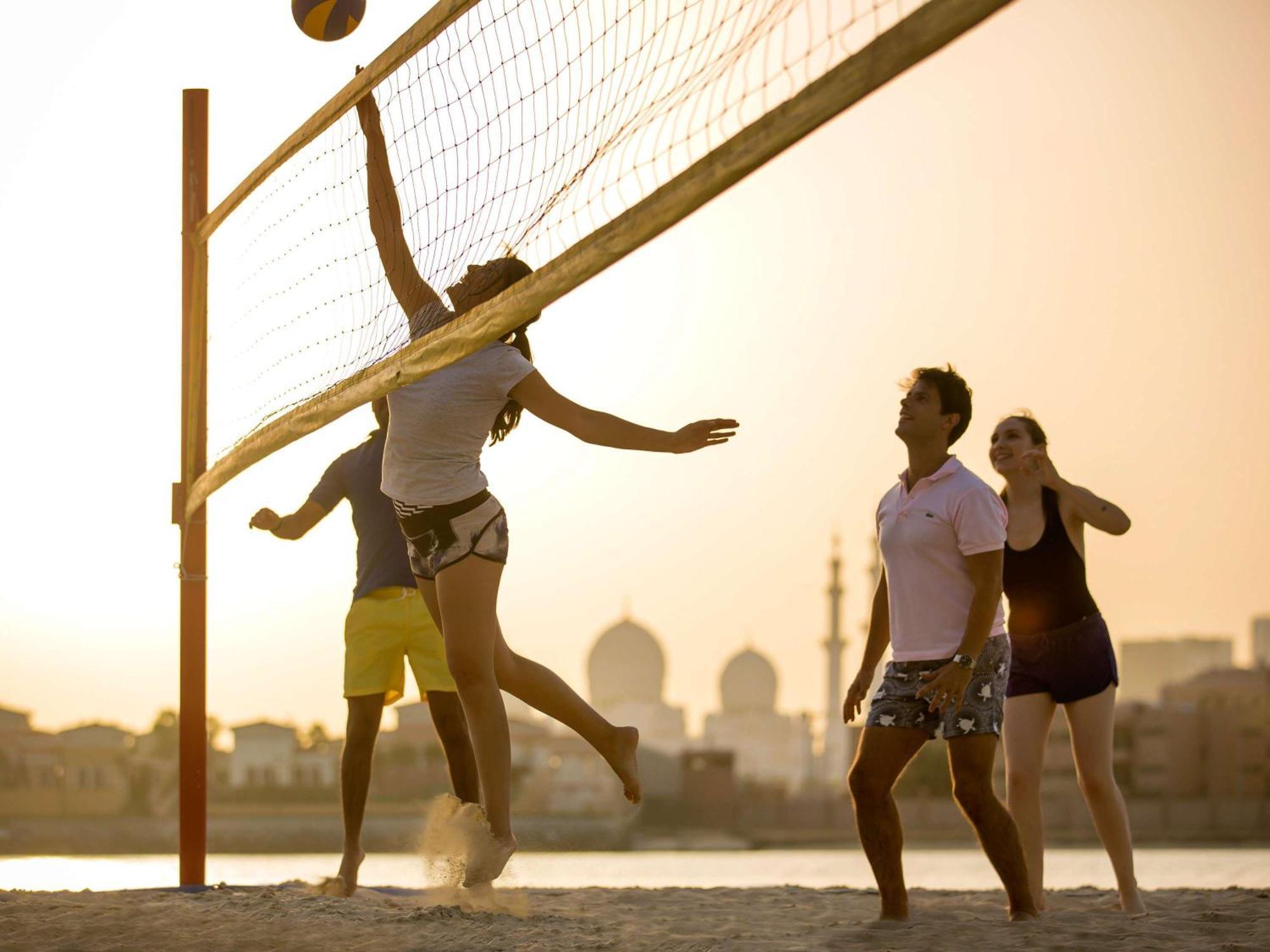 ホテル フェアモント バーブ アル バハール アブダビ エクステリア 写真 Beach volleyball