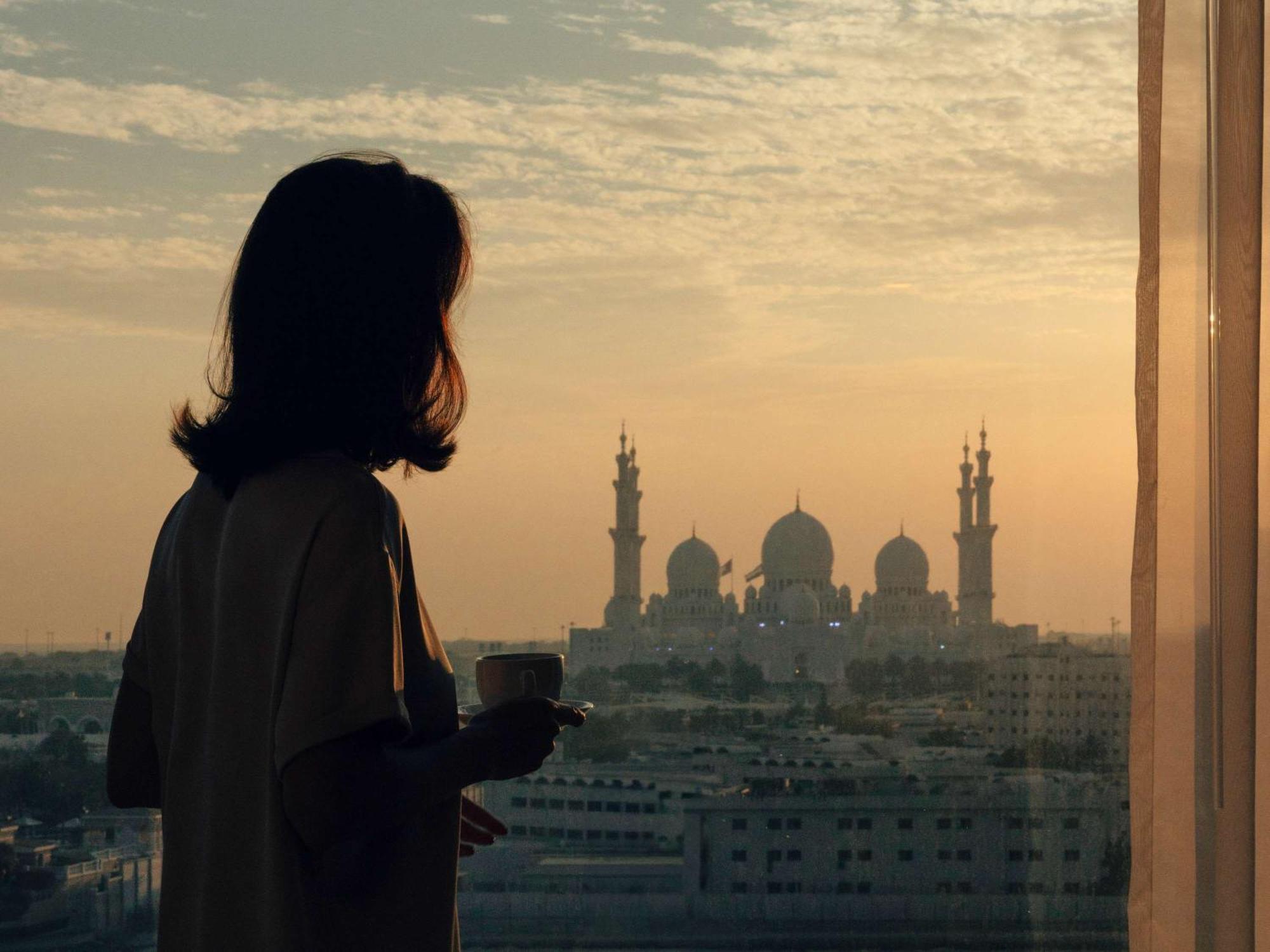 ホテル フェアモント バーブ アル バハール アブダビ エクステリア 写真 A woman in Riyadh