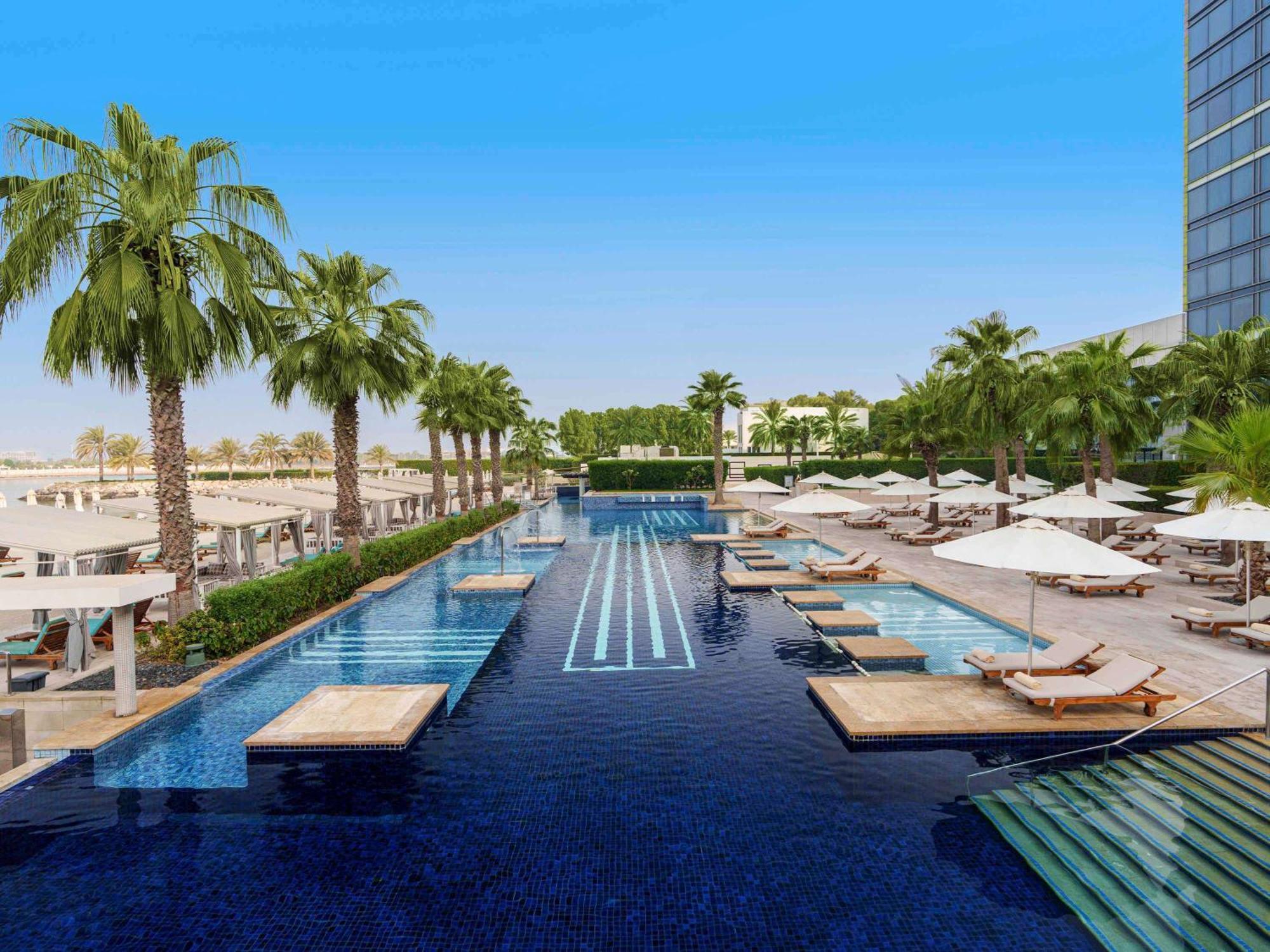 ホテル フェアモント バーブ アル バハール アブダビ エクステリア 写真 The swimming pool at the hotel