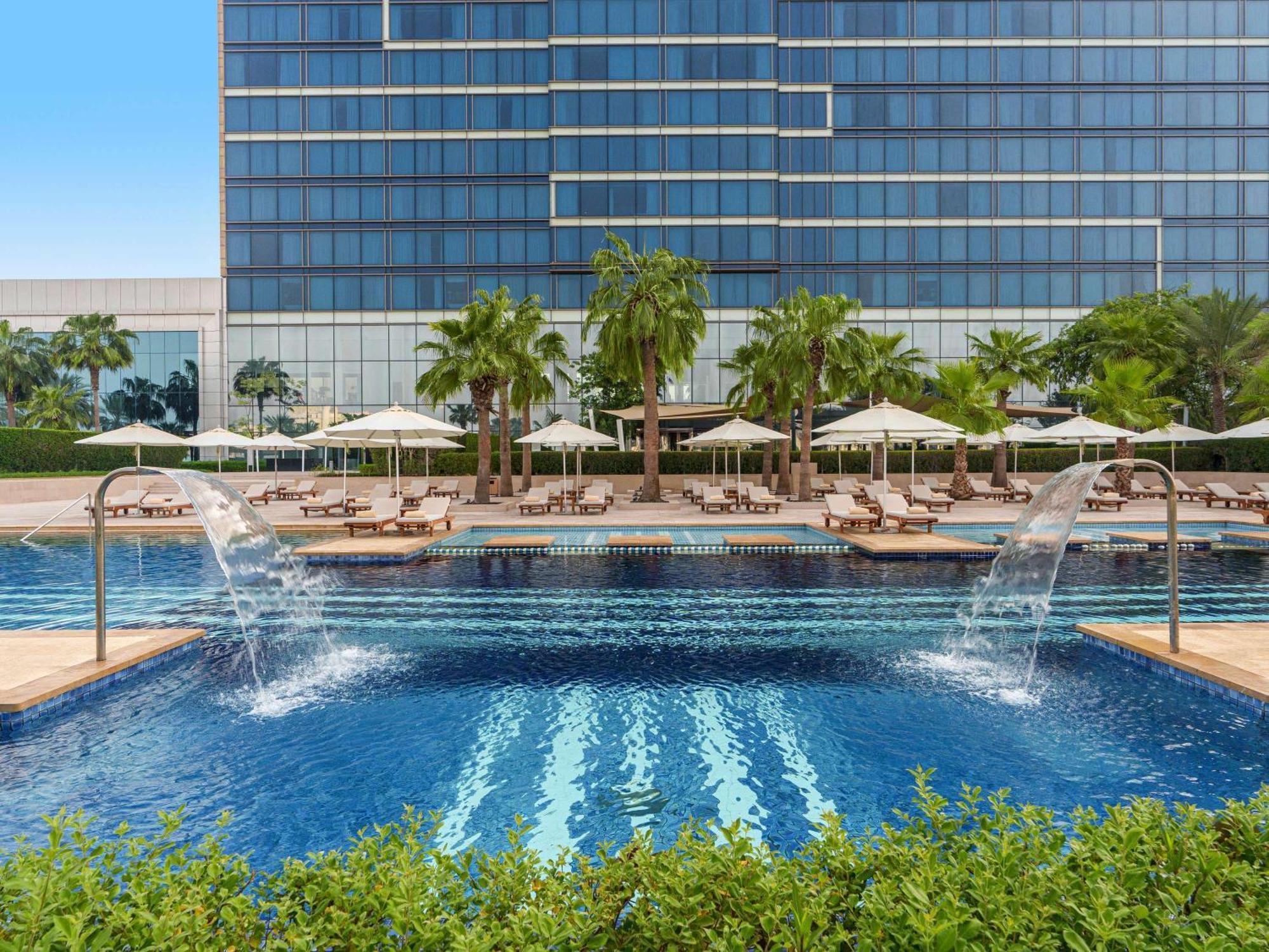 ホテル フェアモント バーブ アル バハール アブダビ エクステリア 写真 The swimming pool at the hotel