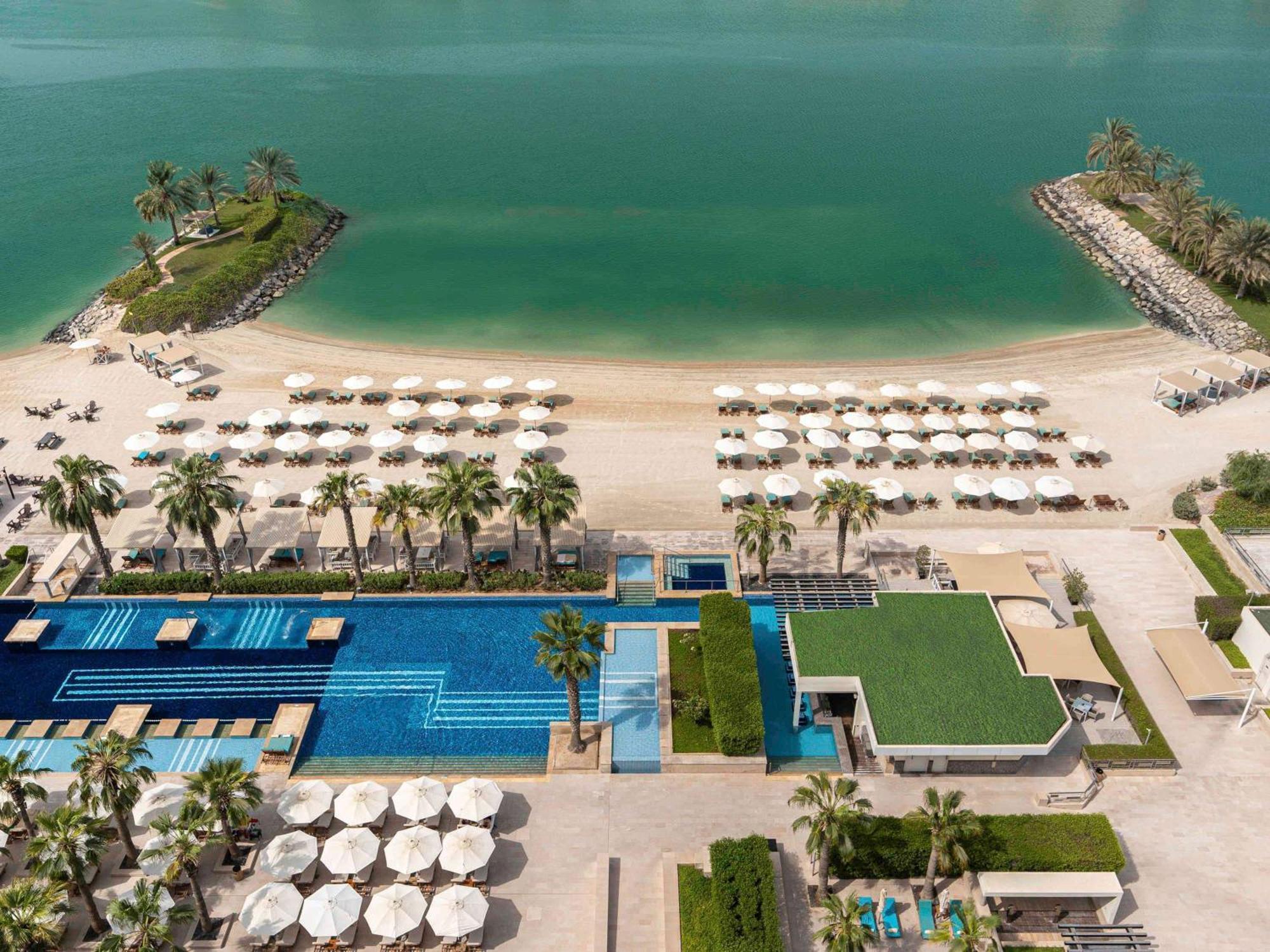 ホテル フェアモント バーブ アル バハール アブダビ エクステリア 写真 Aerial view of the beach at The Oberoi, Dubai