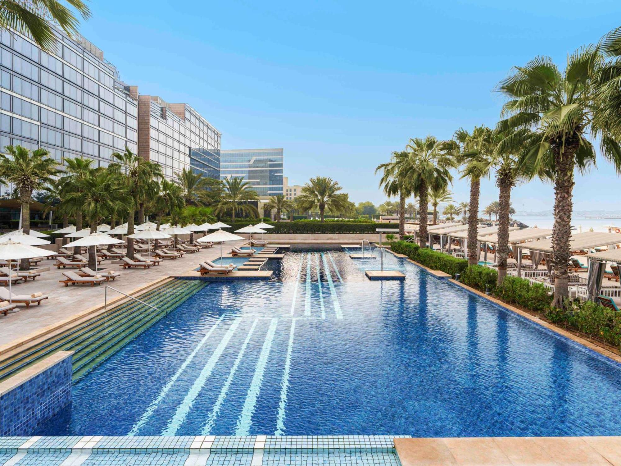 ホテル フェアモント バーブ アル バハール アブダビ エクステリア 写真 The pool at the Westin Dubai