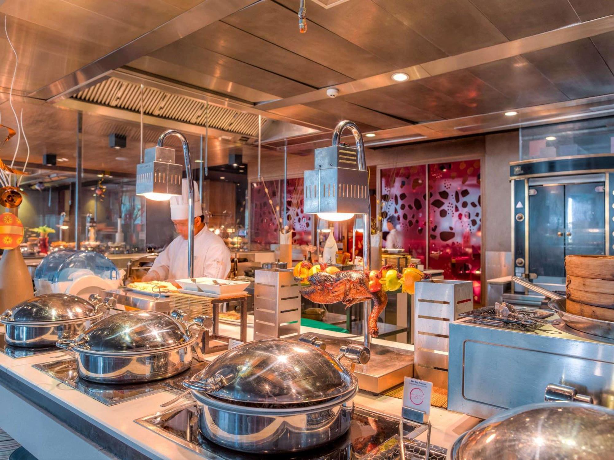 ホテル フェアモント バーブ アル バハール アブダビ エクステリア 写真 The buffet at the restaurant